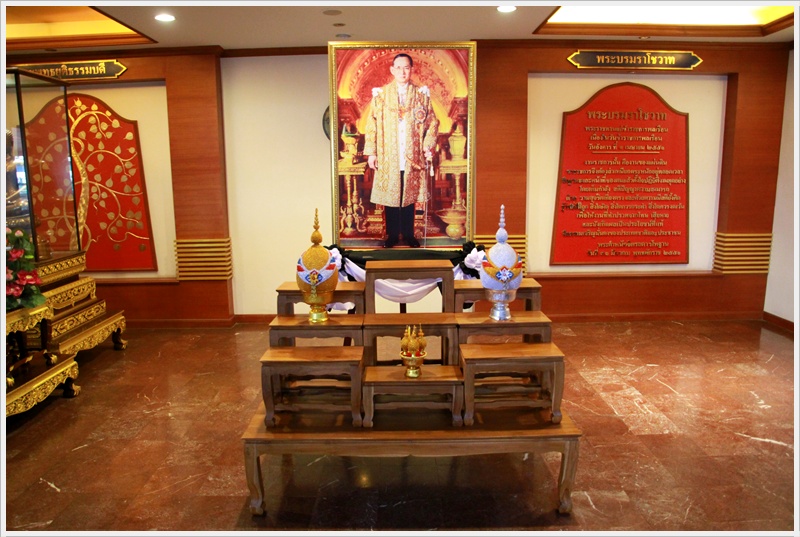 ﻿ผู้บริหารกรมบังคับคดีร่วมลงนามถวายอาลัยแด่พระบาทสมเด็จพระเจ้าอยู่หัวในพระบรมโกศ  